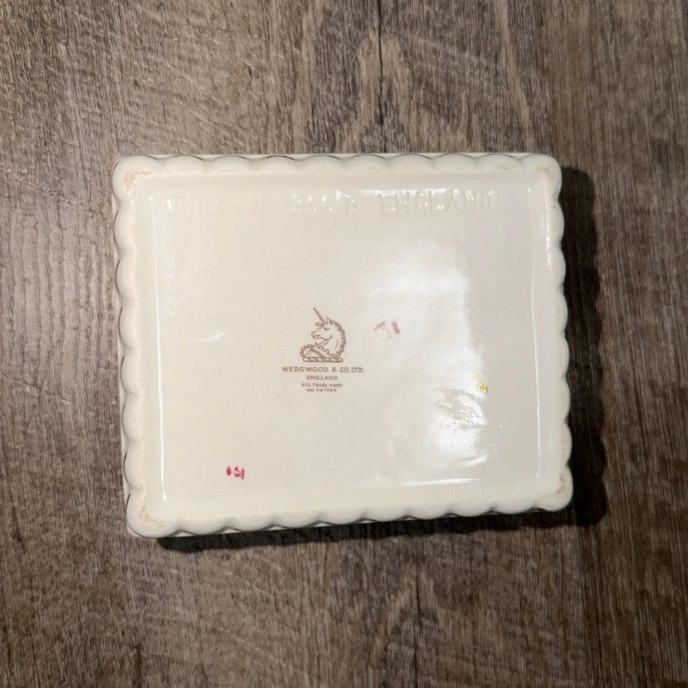 Vtg 40s Wedgwood England Ceramic Floral‎ Gold Trim Vanity Box w/ Lid
